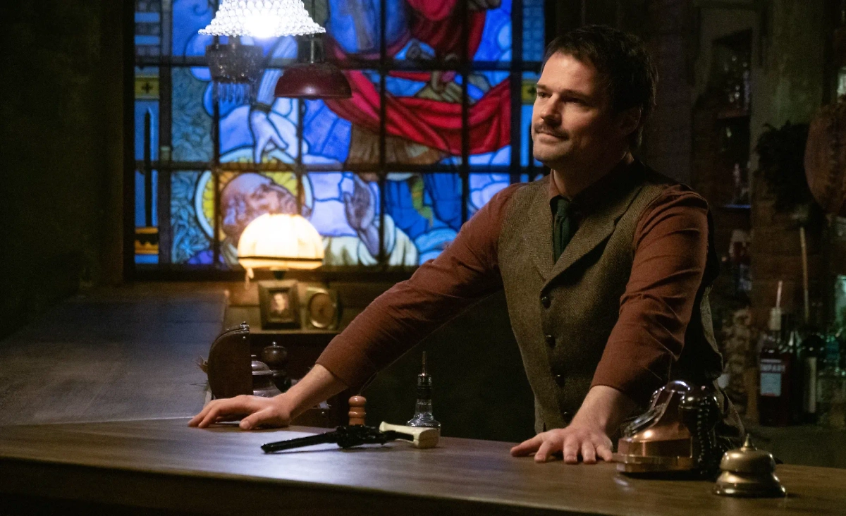 Российский сериал, который выходит в октябре 2025 года, зарекомендовал себя как интригующая премьера. Фото © Кадр из фильма «Бар: "Один звонок"», режиссёр Сергей Филатов, сценарист Александр Фомин и др. / Kinopoisk