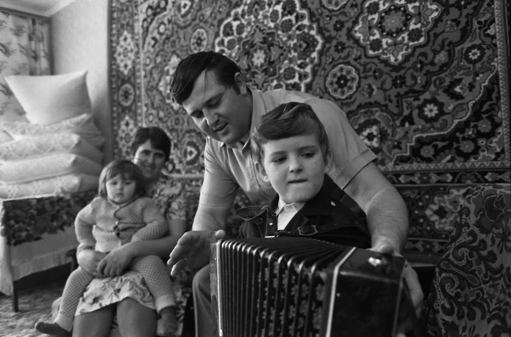 А ещё в СССР ковёр на стене использовали как звукоизоляцию. Фото © ТАСС / Леонид Свердлов 