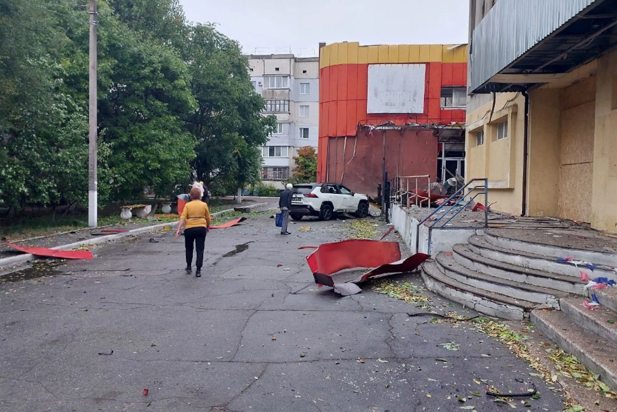 Место удара дрона ВСУ. Фото © пресс-служба губернатора Херсонской области Владимира Сальдо