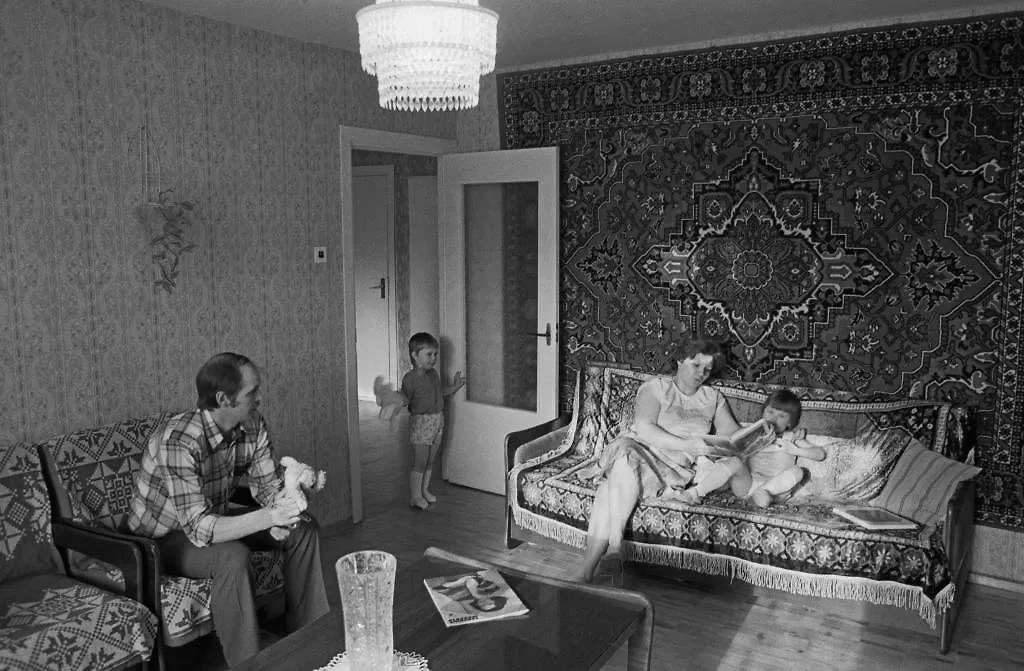 В СССР уважали традиции: если в квартире бабушки, куда переехали молодожёны, на стене висел ковёр, то его не снимали. Фото © ТАСС / Янкаускас Кястутис