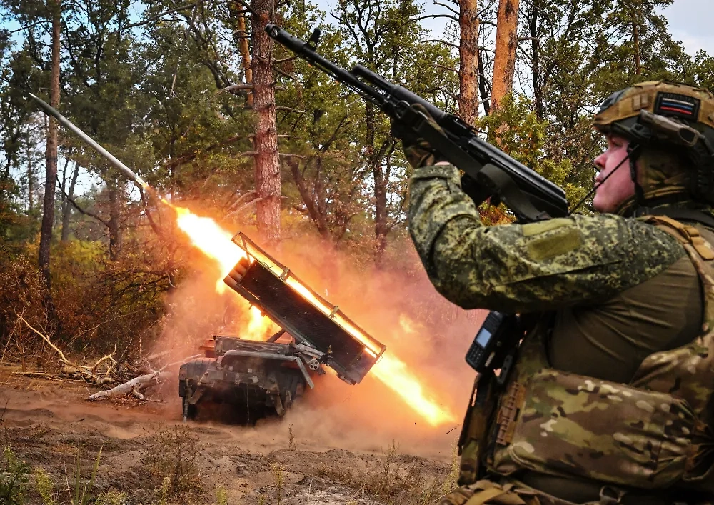 Армия России уничтожает позиции ВСУ в Октябрьском. Обложка © РИА Новости / Станислав Красильников