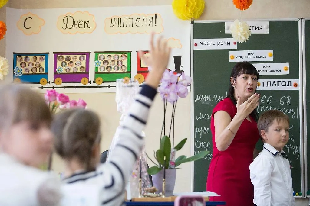 День учителя 2025 какого числа: история праздника и мероприятия. Фото © ТАСС / Дмитрий Феоктистов