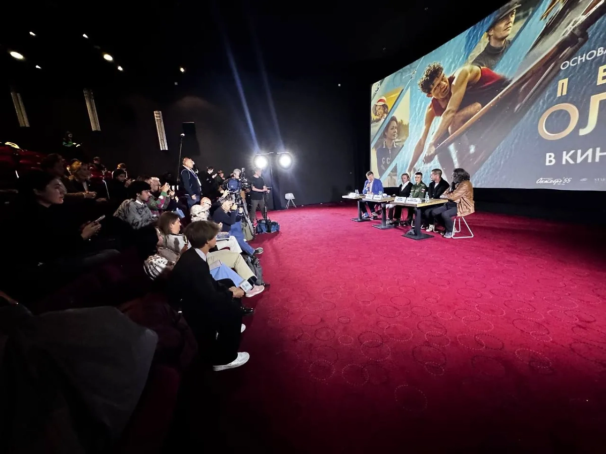 Глеб Калюжный в военной форме на премьере фильма «Первый на Олимпе». Обложка ©  Telegram / Григорий Сухов 