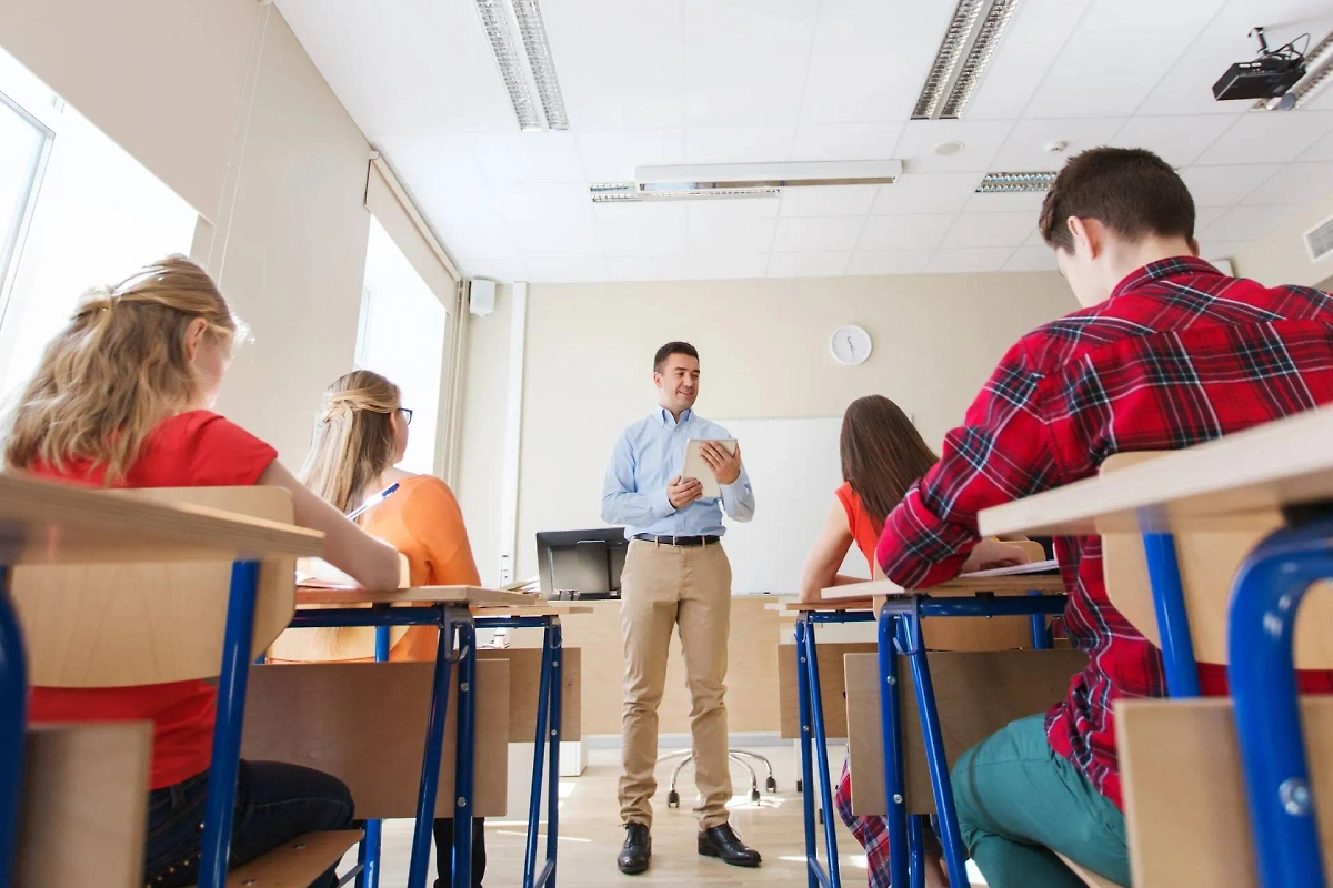 Подарок учителю-мужчине на День учителя: лучшие идеи. Фото © Shutterstock / FOTODOM / Ground Picture