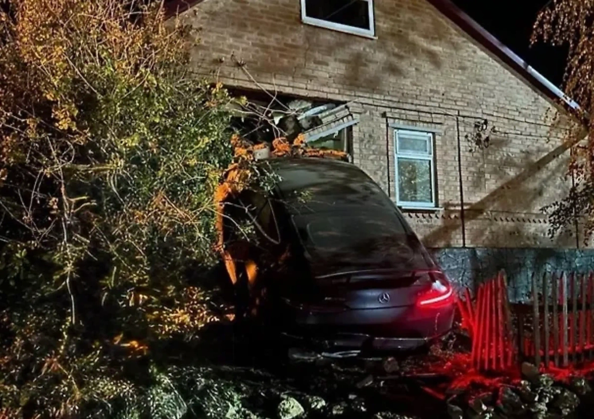 Последствия ДТП — автомобиль влетел в окно. Фото © VK / Таганрог в курсе