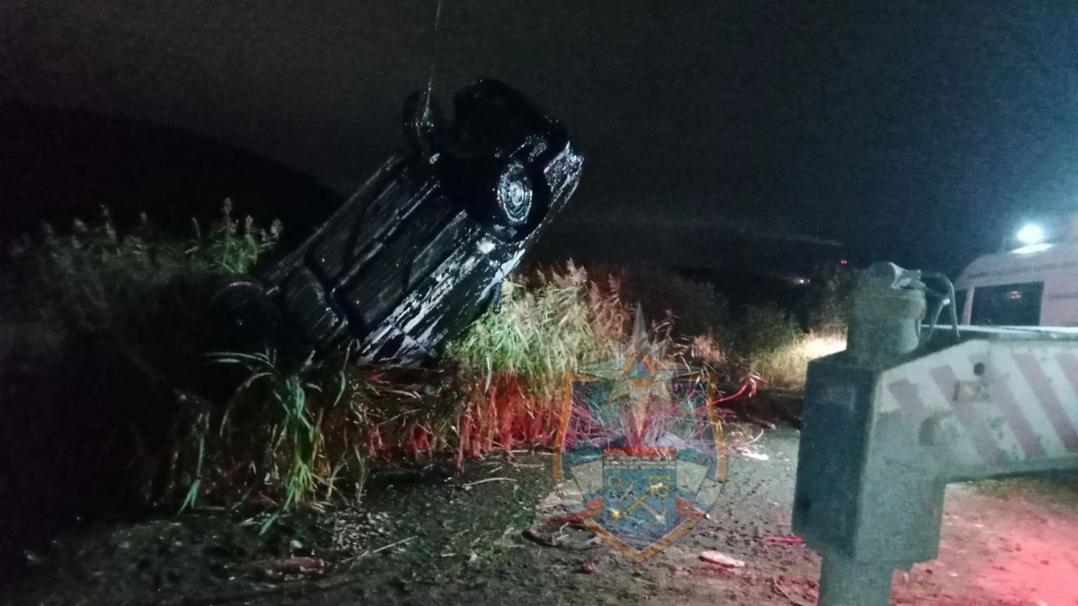 В Ленобласти водолазы достали из воды автомобиль с человеком. Обложка © Telegram /Аварийно-спасательная служба ЛО