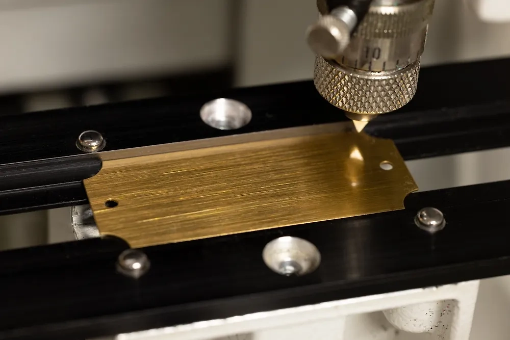 Что можно подарить на День отца... Если у вашего папы есть хобби, связанное с металлом, то гравировальная машина подойдёт! Фото © Shutterstock / FOTODOM / DAL Photography