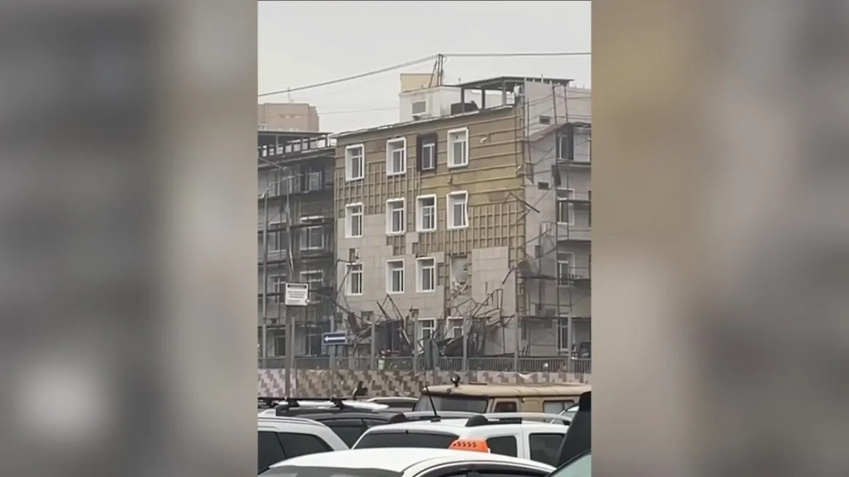 На юге Москвы обрушились строительные леса, под завалами находятся рабочие. Обложка © Telegram / ЧП / Москва