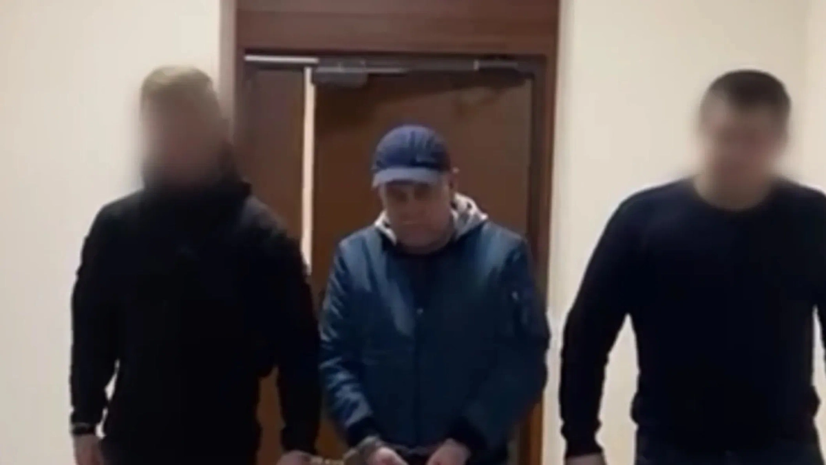 Суд в Подмосковье арестовал двух обвиняемых в убийстве директора лицея №10 им. Ю. А. Гагарина Вадима Мениса, совершенного в 2002 году. Обложка © Telegram / СК Подмосковья