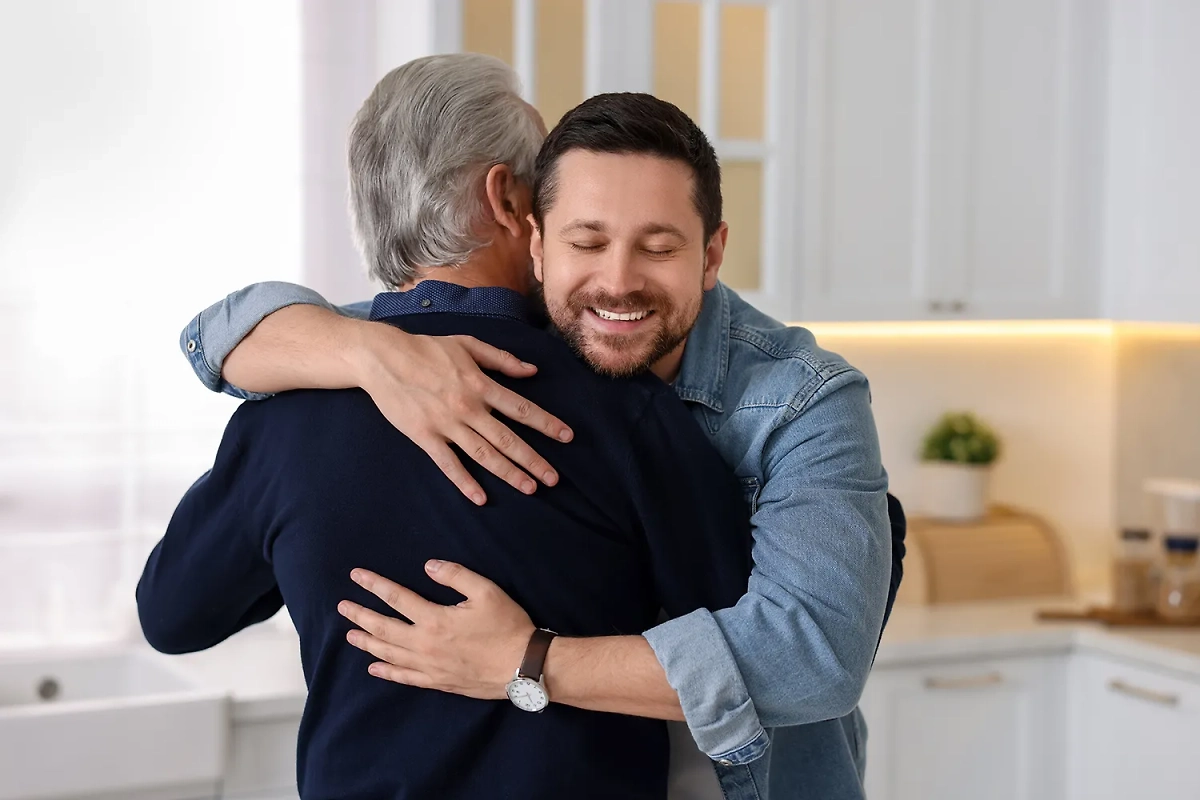 Праздник 19 октября: поздравление с Днём отца от сына — 10 лучших примеров. Фото © Shutterstock / FOTODOM / New Africa