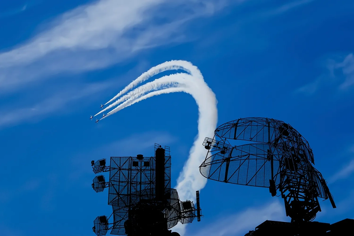 Обложка © Shutterstock / FOTODOM / VLADJ55