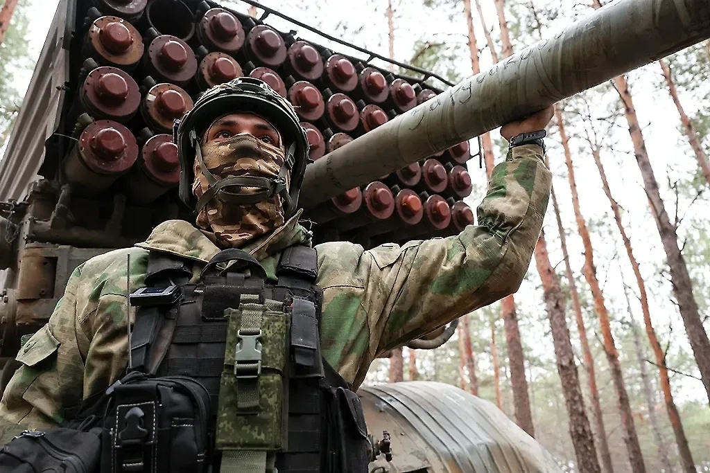 ВС РФ уничтожают позиции ВСУ в Успеновке 14 октября 2025 года. Обложка © ТАСС / Алексей Коновалов