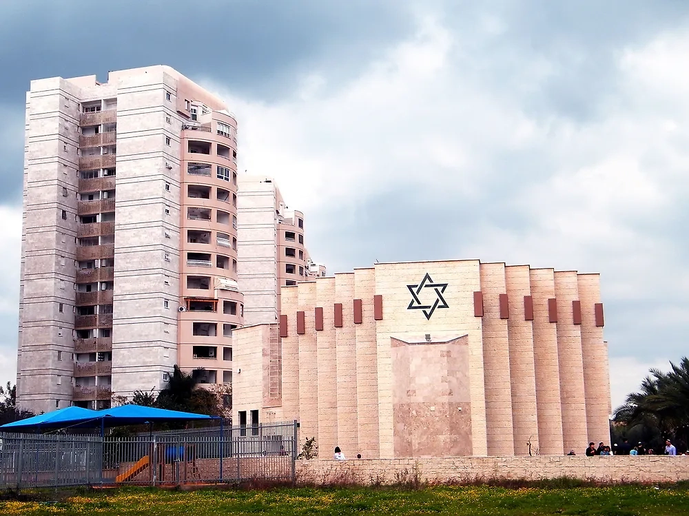 Обложка © Shutterstock / FOTODOM /emkaplin