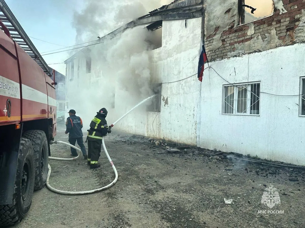 Административное здание загорелось в Дагестане. Фото © Пресс-служба МЧС России