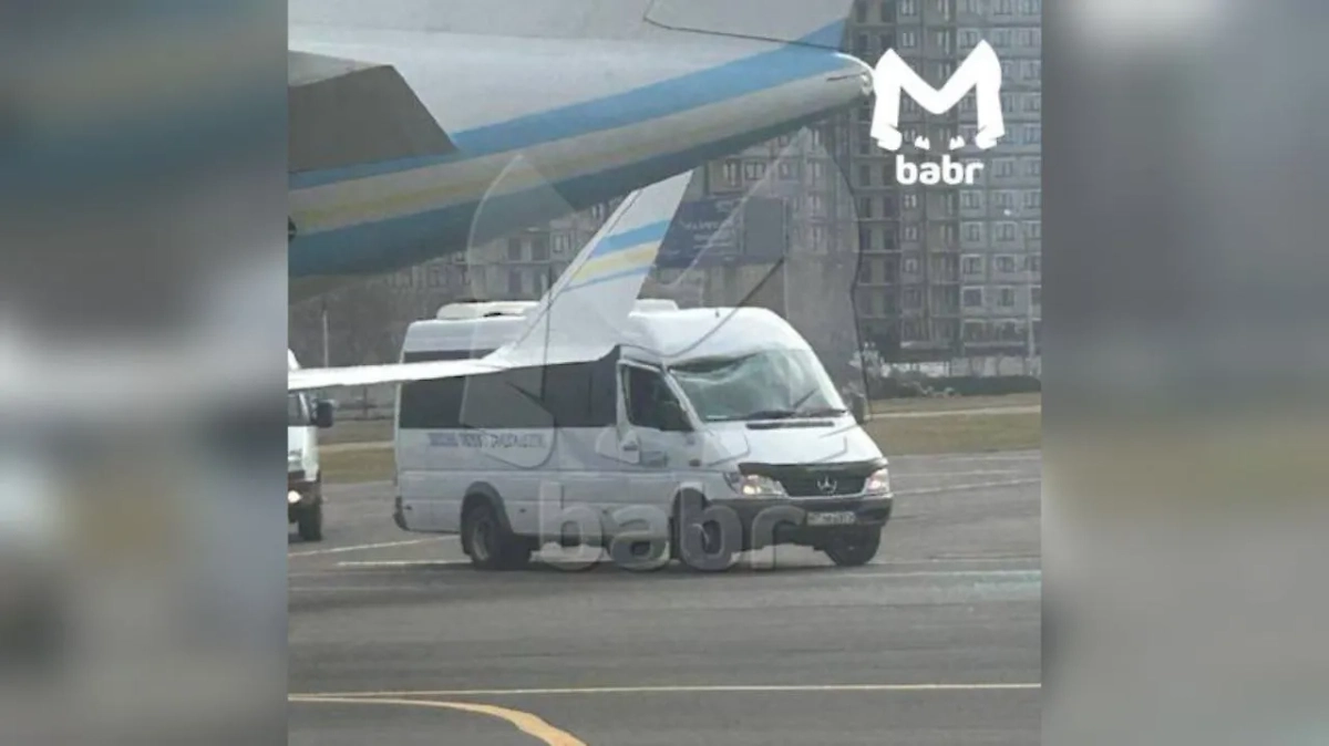 Самолёт протаранил крылом пассажирский автобус в аэропорту Иркутска. Обложка © Telegram / Babr Mash