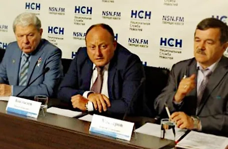 Максим Костылёв (в центре). Обложка © Шереметьевский профсоюз лётного состава