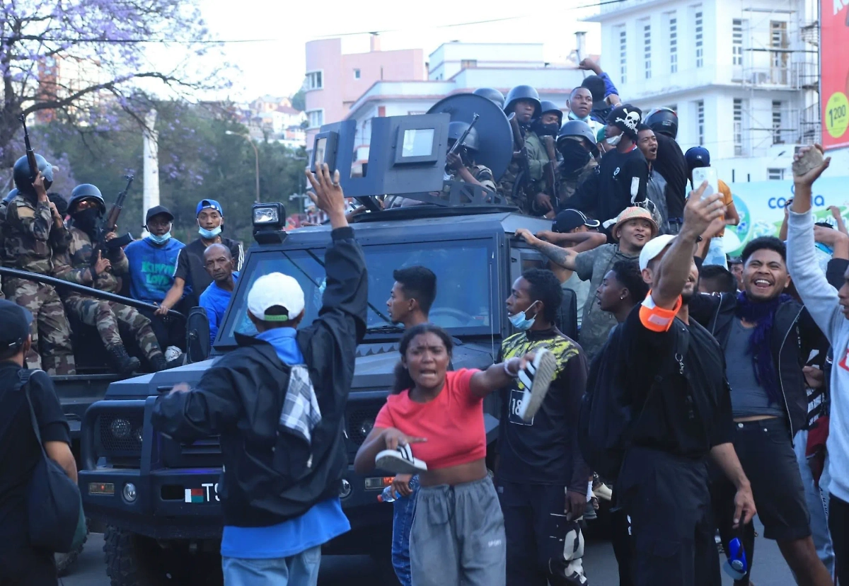 Протесты в Мадагаскаре. Обложка © Х / mamymecanic