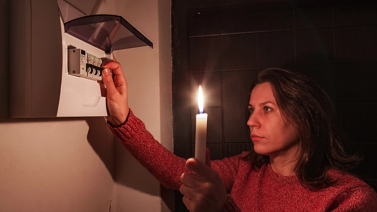 Можно подготовиться к отключению электричества заранее. Не беда, если внезапно отключили свет. Обложка © Shutterstock / FOTODOM / Yevhen Prozhyrko