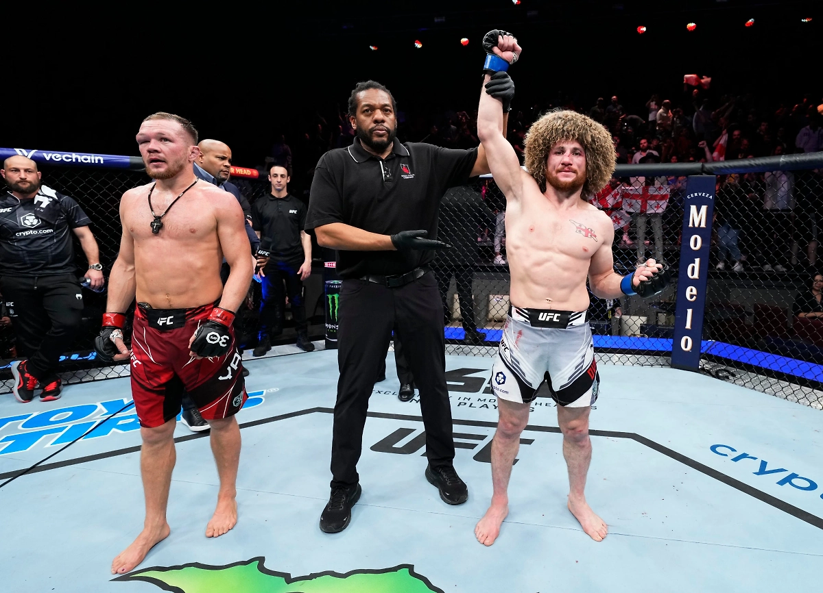 Мераб Двалишвили и Пётр Ян проведут реванш в декабре 2025 года. Обложка © X / MMA Fighting