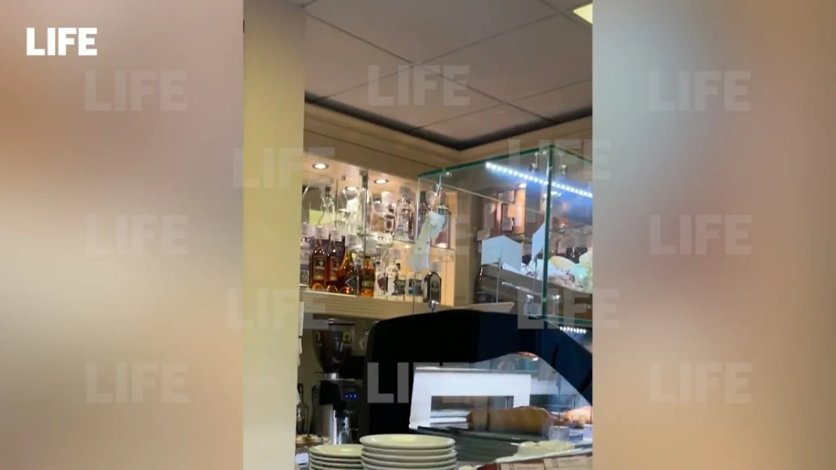 «Абрау-Дюрсо» и «Онегин» вернулись в буфет ГД. Фото © Life.ru