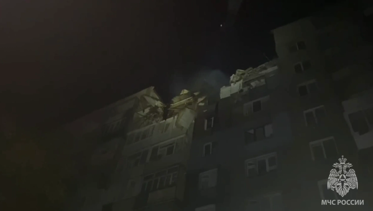 Повреждённый дом в Алчевске. Обложка © МЧС России