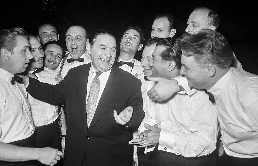 Леонид Утёсов — один из самых известных советских музыкантов. Он записывал песни в разных жанрах, даже то, что впоследствии стало шансоном. Фото © ТАСС / ТАСС