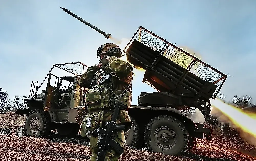 Армия России уничтожает позиции ВСУ в районе Покровска 15 октября 2025 года. Обложка © РИА Новости / Станислав Красильников