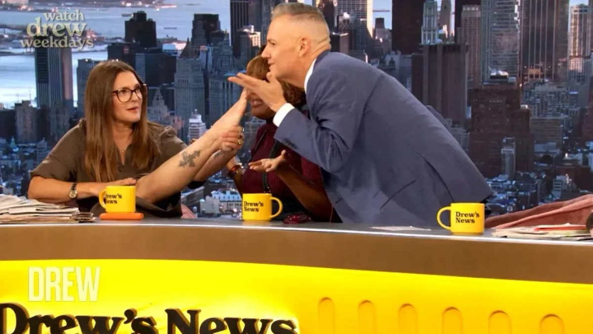 Актриса Дрю Бэрримор дала понюхать свои ноги во время шоу. Скриншот шоу The Drew Barrymore Show. Фото © YouTube / The Drew Barrymore Show