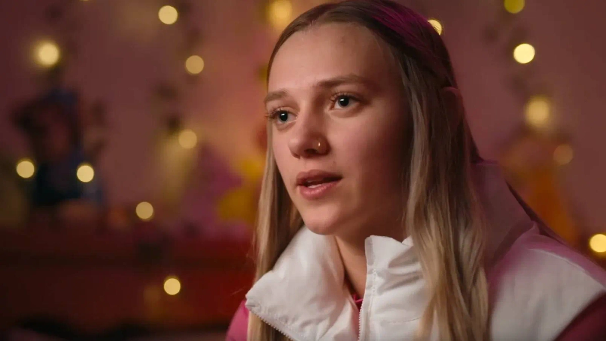 Документальный фильм про мать, которая чуть не довела дочь до самосуда сообщениями. Фото © Кадр из фильма «Неизвестный номер: Школьный фейк», режиссёр Скай Боргман, сценаристы Росс М. Динерштейн, Ребекка Эванс, Lo Hutchison и др. / Netflix