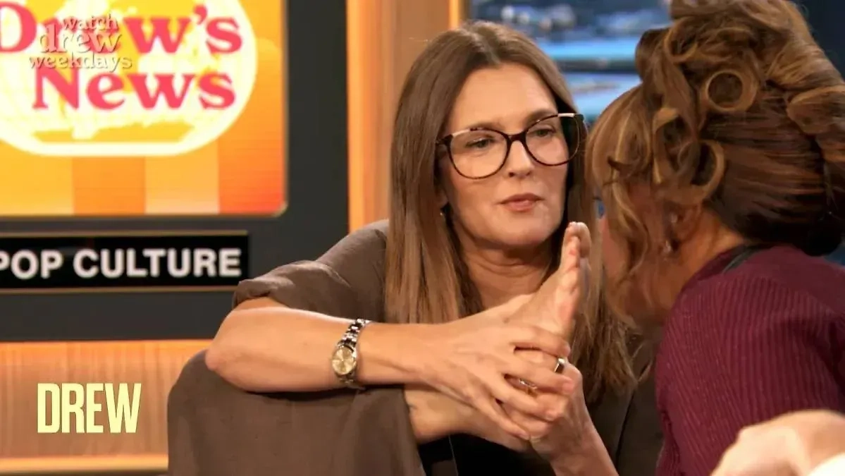 Актриса Дрю Бэрримор дала понюхать свои ноги во время шоу. Скриншот шоу The Drew Barrymore Show. Фото © YouTube / The Drew Barrymore Show