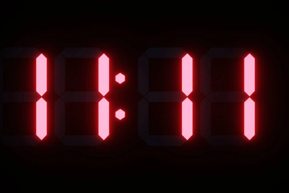 Сбой часов, повторяющиеся цифры или остановка времени в знаковый момент — редкий, но сильный знак присутствия души. Эзотерики связывают это с попыткой передать послание. Фото © Shutterstock / FOTODOM / John Hanson Pye