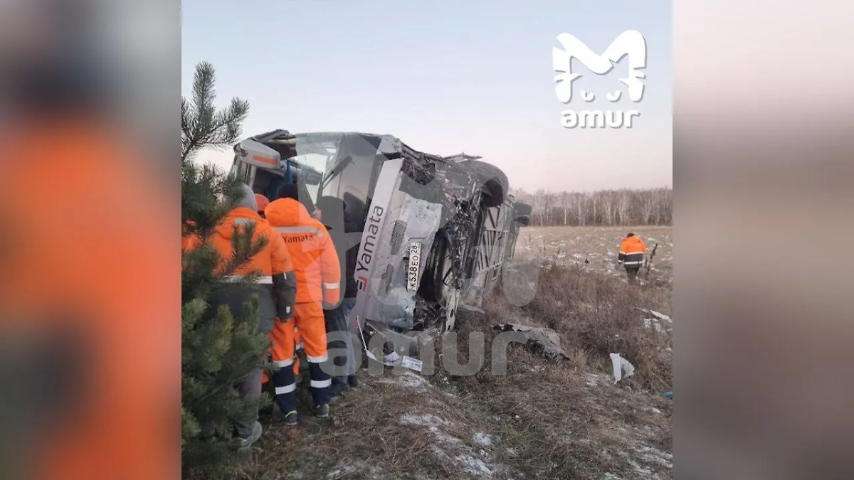 Автобус с 48 пассажирами перевернулся в Амурской области. Фото © Telegram / Amur Mash