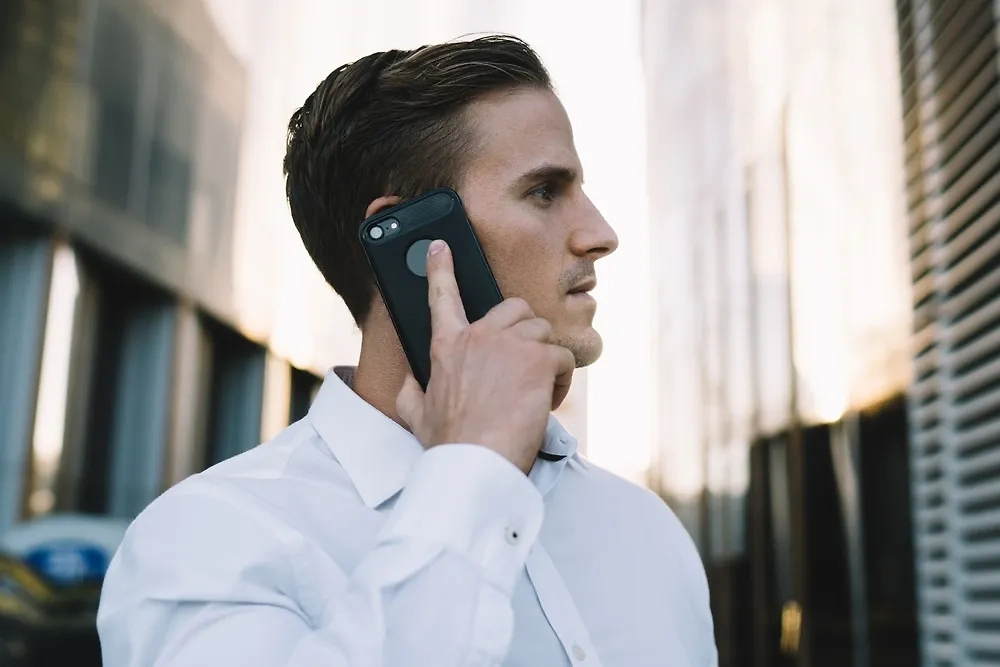 Признаки прослушки телефона — эхо, шумы и щелчки на линии. А ещё — задержка голоса. Фото © Shutterstock / FOTODOM / GaudiLab