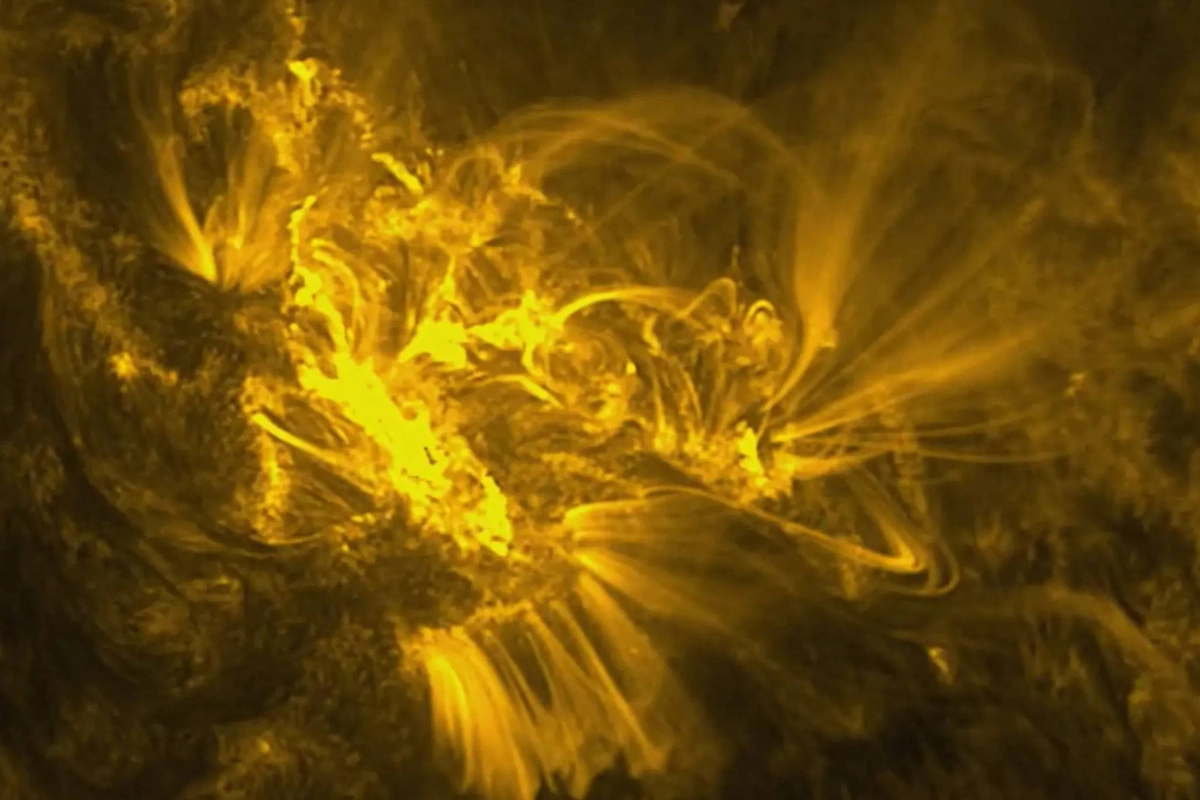 Cегодняшние вспышки на Солнце, снятые в короне в активной области 4246. Обложка © Telegram / Лаборатория солнечной астрономии (XRAS)