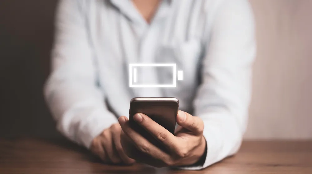 Много переданного трафика, быстрая разрядка — не самые очевидные признаки слежки за смартфоном. Фото © Shutterstock / FOTODOM / Dilok Klaisataporn