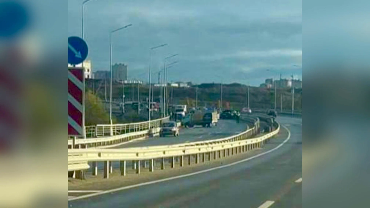 На Остафьевском шоссе столкнулись 15 автомобилей из-за гололеда. Обложка © Telegram / ЧП / Москва