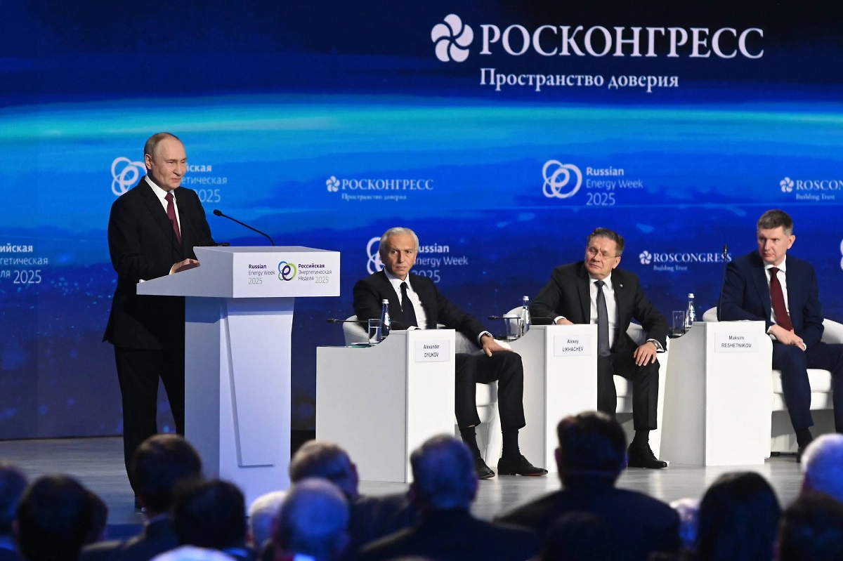 Владимир Путин на заседании форума «Российская энергетическая неделя». Обложка © Life.ru