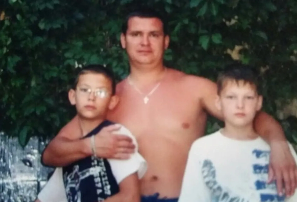 Никита Кологривый (слева) в детстве с отцом и братом. Фото © Instagram (признан экстремистской организацией и запрещён на территории Российской Федерации) / n.kologrivyy