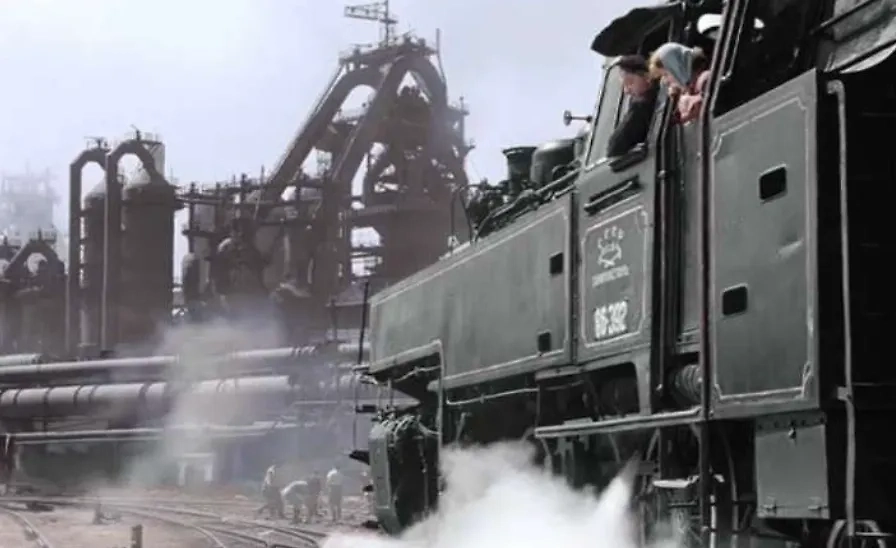 «Запорожсталь» «дала жару» на съёмках фильма «Весна на Заречной улице». Фото © Кадр из фильма «Весна на Заречной улице», режиссёры Марлен Хуциев, Феликс Миронер, сценарист Феликс Миронер / Kinopoisk