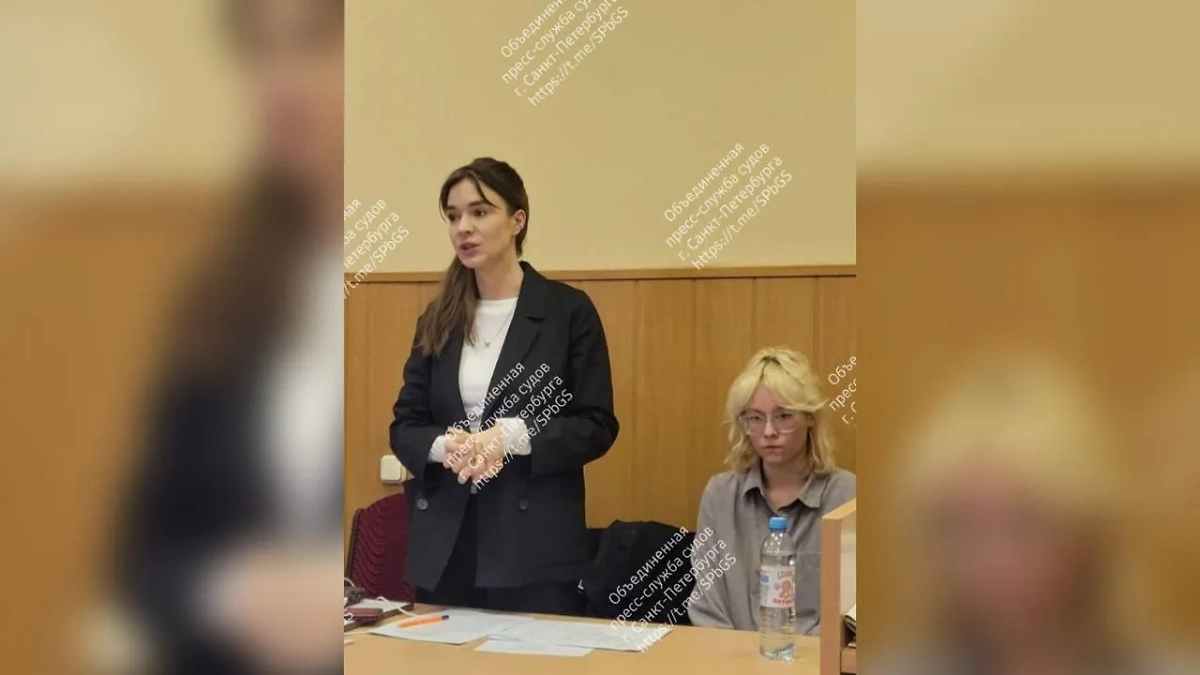 Певица Наоко (справа) в суде. Обложка © Объединённая пресс-служба судов Санкт-Петербурга