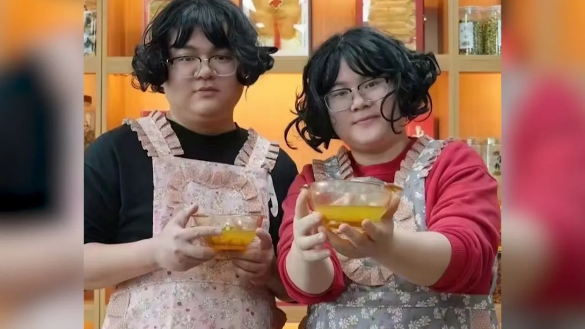 Китайская пара стала звездой соцсетей из-за поразительного сходства. Обложка © Douyin / 东莞日报-东莞+