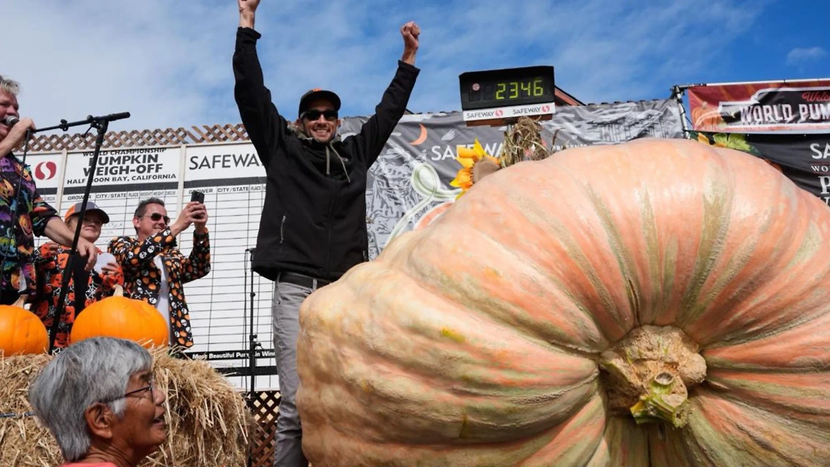 Инженер из Калифорнии вырастил тыкву весом больше тонны и выиграл чемпионат. Обложка © Х / Based &amp; Viral