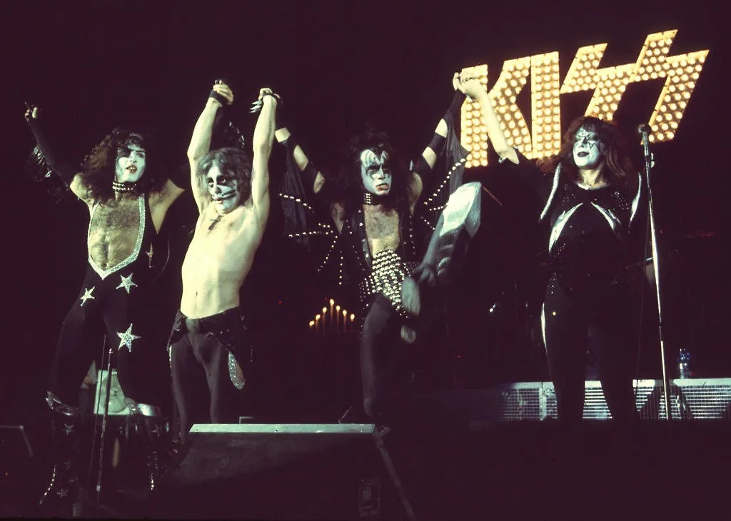 Дыхание огнём, дым из гитары — каким фишкам KISS до сих пор подражают. Фото © Gettyimages / Chris Walter
