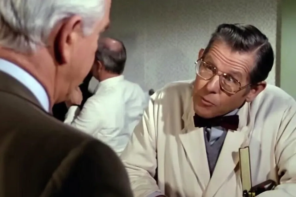 Фото © Кадр из фильма «Голый пистолет» режиссер Дэвид Цукер, сценарист Джерри Цукер / Kinopoisk