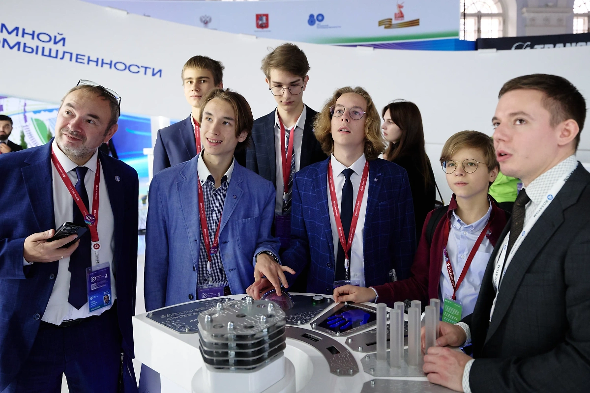 Студенты и молодые специалисты получили награды IT-чемпионата. Обложка © Пресс-служба «Газпром нефти»