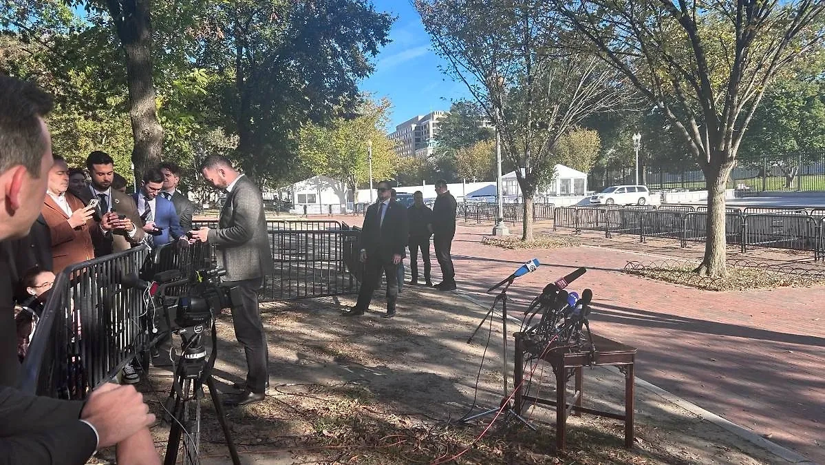 Место для пресс-конференции Зеленского в парке. Фото © X / Diana Nerozzi