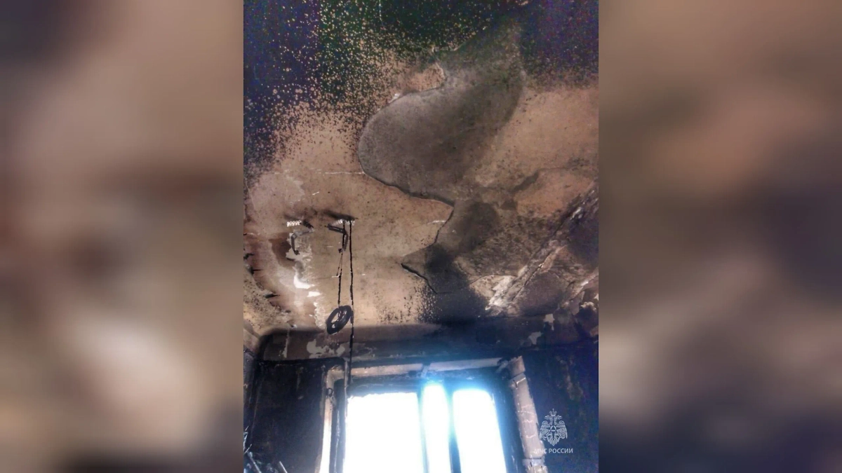11-летний ребёнок устроил пожар в квартире в Кургане, играя со свечами. Фото © Telegram / МЧС Курганской области 
