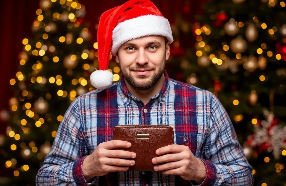 Мужчина с кошельком в руках. Обложка © «Шедеврум» / Life.ru