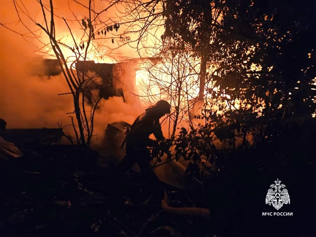 МЧС ликвидирует крупный пожар в частных домах в Сочи. Обложка © Telegram / МЧС Краснодарского края