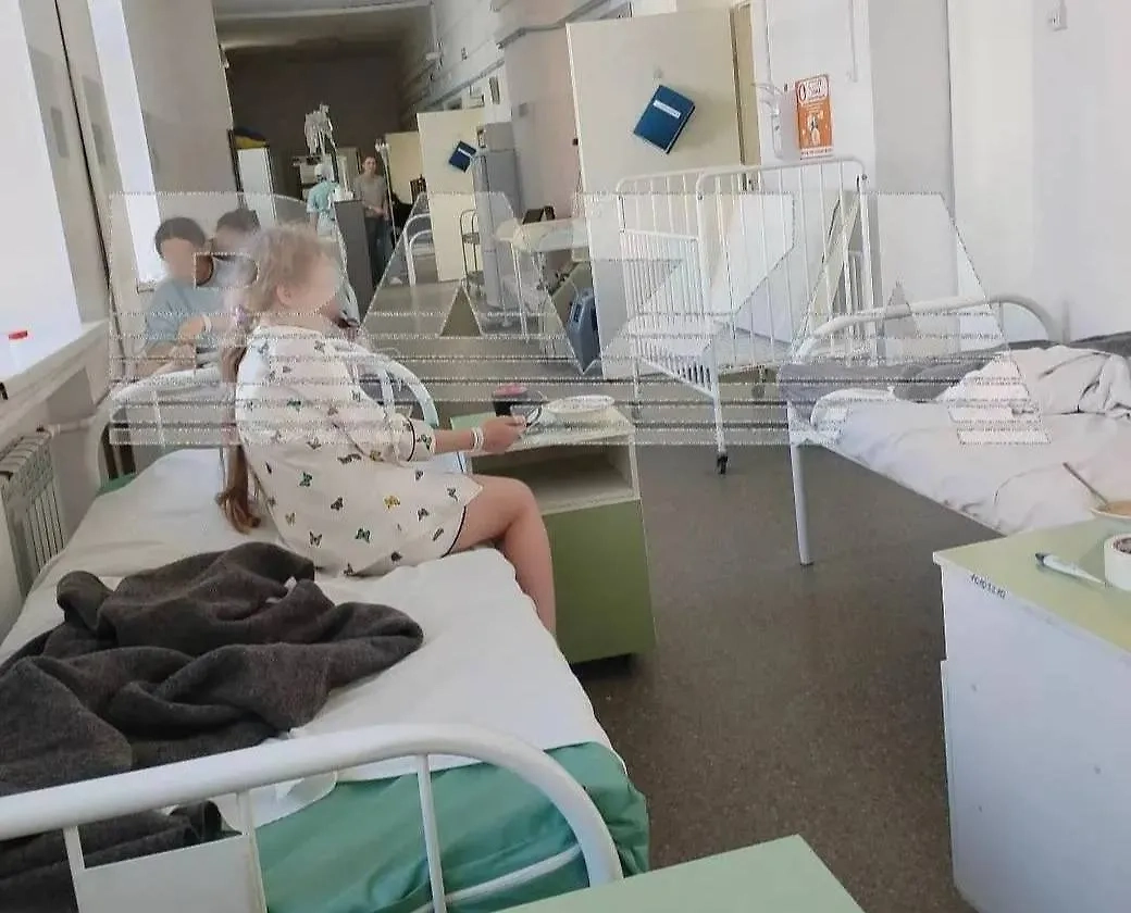 Пациенты в коридоре больницы. Фото © Telegram / Baza